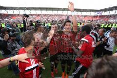 2. Bundesliga - Fußball - FC Ingolstadt 04 - RB Leipzig - Spiel ist aus Sieg Aufstieg in die 1. BL, Fans auf den Spielfeld, Spieler feiern Bierduschen Alfredo Morales (6, FCI) Pascal Groß (10, FCI)