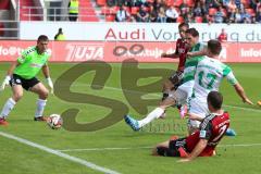 2. Bundesliga -  Saison 2014/2015 - FC Ingolstadt 04 - SpVgg Greuther Fürth - Mathew Leckie (7) zieht ab, Thomas Pledl kann stören, Ball knapp an Tornetz aussen