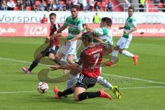 2. Bundesliga -  Saison 2014/2015 - FC Ingolstadt 04 - SpVgg Greuther Fürth - Mathew Leckie (7) zieht ab, Thomas Pledl kann stören, Ball knapp an Tornetz aussen