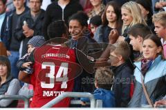 2. Bundesliga - FC Ingolstadt 04 - Eintracht Braunschweig - Marvin Matip (34) holt ein Kleinkind von der Bühne