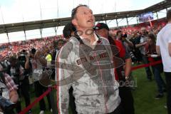 2. Bundesliga - Fußball - FC Ingolstadt 04 - RB Leipzig - Spiel ist aus Sieg Aufstieg in die 1. BL, Fans auf den Spielfeld, Spieler feiern, Bierduschen Cheftrainer Ralph Hasenhüttl (FCI)