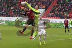 2. Bundesliga - Fußball - FC Ingolstadt 04 - SV Sandhausen - Torwart SV Manuel Riemann boxt den Ball vor Moritz Hartmann (9, FCI) weg