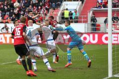 2. Bundesliga - Fußball - FC Ingolstadt 04 - FSV Frankfurt - Torwart FSV Patriv Klandt boxt den Ball weg von Benjamin Hübner (5, FCI) und Lukas Hinterseer (16, FCI)