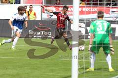 2. Bundesliga - FC Ingolstadt 04 - SV Darmstadt 98 - mitte Alfredo Morales (6) zieht ab, links Romain Bregerie und Torwart Christian Mathenia