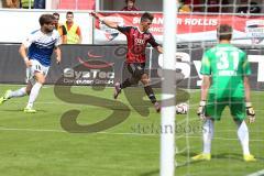 2. Bundesliga - FC Ingolstadt 04 - SV Darmstadt 98 - mitte Alfredo Morales (6) zieht ab, links Romain Bregerie und Torwart Christian Mathenia