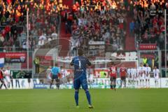 2. Bundesliga - FC Ingolstadt 04 - Erzgebirge Aue - Torwart Ramazan Özcan (1) feuert seine Mannschaft von hinten an
