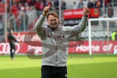 2. Bundesliga - FC Ingolstadt 04 - Eintracht Braunschweig - Cheftrainer Ralph Hasenhüttl bedankt sich bei den Fans