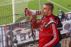 2. Bundesliga - FC Ingolstadt 04 - Eintracht Braunschweig - Lukas Hinterseer (16) sing die Fans zum HUMBA auf der Fankurve Jubel Sieg Megaphon