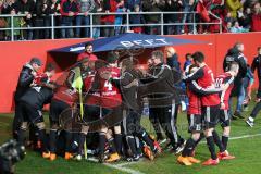 2. Bundesliga - Fußball - FC Ingolstadt 04 - Fortuna Düsseldorf - mitte Marvin Matip (34, FCI) köpft in der letzten Minute zum Sieg 3:2 Tor Jubel mit der ganzen Mannschaft die sich auf ihn wirft