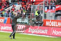 2. Bundesliga - Fußball - FC Ingolstadt 04 - FSV Frankfurt - Cheftrainer Ralph Hasenhüttl (FCI) bedankt sich bei den Fans Jubel Sieg