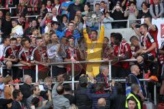 2. Bundesliga - Fußball - FC Ingolstadt 04 - RB Leipzig - Spiel ist aus Sieg Aufstieg in die 1. BL, Fans auf den Spielfeld, Spieler feiern, Meisterschale Balkon im Sportpark Torwart Ramazan Özcan (1, FCI)