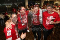 2. Bundesliga - Fußball - FC Ingolstadt 04 - RB Leipzig - Aufstiegsfeier Audi Sportpark VIP Lounge - Co-Trainer Michael Henke (FCI) und Cheftrainer Ralph Hasenhüttl (FCI) tanzen mit den Fans