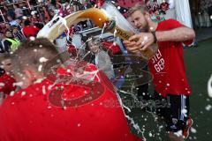 2. Bundesliga - Fußball - FC Ingolstadt 04 - RB Leipzig - Bierdusche von Michael Zant (13, FCI) Sieg Meisterschaft Aufstieg