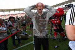 2. Bundesliga - Fußball - FC Ingolstadt 04 - RB Leipzig - Spiel ist aus Sieg Aufstieg in die 1. BL, Fans auf den Spielfeld, Spieler feiern, Bierduschen Cheftrainer Ralph Hasenhüttl (FCI)