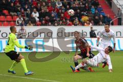 2. Bundesliga - FC Ingolstadt 04 - 1. FC Union Berlin - Mathew Leckie (7) links köpft, Michael Parensen rechts kann nicht stoppen, Ball geht über den Kopf von Torwart Mohamed Amsif zum Anschlußtreffer 1:2 Tor