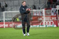 2. Bundesliga - FC Ingolstadt 04 - Erzgebirge Aue - Nach dem Spiel, Cheftrainer Ralph Hasenhüttl bedankt sich den den Fans