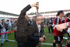 2. Bundesliga - Fußball - FC Ingolstadt 04 - RB Leipzig - Spiel ist aus Sieg Aufstieg in die 1. BL, Fans auf den Spielfeld, Spieler feiern, Bierduschen Vorsitzender des Vorstandes Peter Jackwerth (FCI) auf Harald Gärtner