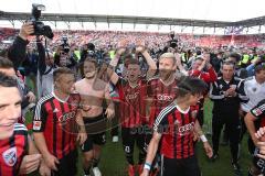 2. Bundesliga - Fußball - FC Ingolstadt 04 - RB Leipzig - Spiel ist aus Sieg Aufstieg in die 1. BL, Fans auf den Spielfeld, Spieler feiern Bierduschen Alfredo Morales (6, FCI) Pascal Groß (10, FCI) Mathew Leckie (7, FCI)