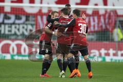 2. Bundesliga - Fußball - FC Ingolstadt 04 - Fortuna Düsseldorf - Moritz Hartmann (9, FCI) zieht ab Tor zum Ausgleich 1:1 Jubel mit Marvin Matip (34, FCI) und Thomas Pledl (30, FCI) Mathew Leckie (7, FCI)