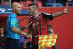 2. Bundesliga - FC Ingolstadt 04 - Erzgebirge Aue - Pascal Groß (10) streitet mit dem Linienrichter