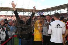 2. Bundesliga - Fußball - FC Ingolstadt 04 - RB Leipzig - Spiel ist aus Sieg Aufstieg in die 1. BL, Fans auf den Spielfeld, Spieler feiern, Bierduschen Vorsitzender des Vorstandes Peter Jackwerth