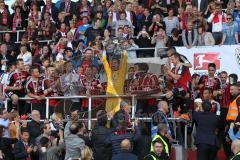 2. Bundesliga - Fußball - FC Ingolstadt 04 - RB Leipzig - Spiel ist aus Sieg Aufstieg in die 1. BL, Fans auf den Spielfeld, Spieler feiern, Meisterschale Balkon im Sportpark Torwart Ramazan Özcan (1, FCI)