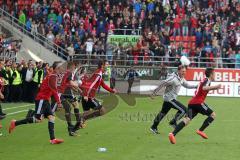 2. Bundesliga - Fußball - FC Ingolstadt 04 - RB Leipzig - Spiel ist aus Sieg Aufstieg in die 1. BL, Cheftrainer Ralph Hasenhüttl (FCI) läuft auf das Feld