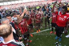 2. Bundesliga - Fußball - FC Ingolstadt 04 - RB Leipzig - Spiel ist aus Sieg Aufstieg in die 1. BL, Fans auf den Spielfeld, Spieler feiern, Bierduschen Marvin Matip (34, FCI)