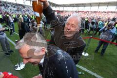 2. Bundesliga - Fußball - FC Ingolstadt 04 - RB Leipzig - Spiel ist aus Sieg Aufstieg in die 1. BL, Fans auf den Spielfeld, Spieler feiern, Bierduschen Vorsitzender des Vorstandes Peter Jackwerth (FCI) auf Harald Gärtner