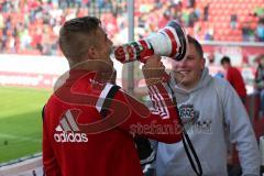 2. Bundesliga - FC Ingolstadt 04 - Eintracht Braunschweig - Lukas Hinterseer (16) sing die Fans zum HUMBA auf der Fankurve Jubel Sieg Megaphon