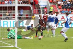 2. Bundesliga - FC Ingolstadt 04 - SV Darmstadt 98 - hinten Pascal Groß (10) zieht ab und Torwart Christian Mathenia klärt