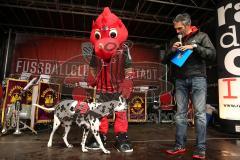 2. Bundesliga - FC Ingolstadt 04 - Saison 2014/2015 - Saisoneröffnung mit Mannschaftsvorstellung - Moderator Stadionsprecher Italo Mele stellt mit Schanzi den FC Hund vor