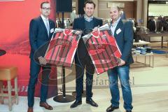 FC Ingolstadt Sponsorentreffen im Westpark bei Modehaus Wöhrl und Restaurant Vapiano  - Geschäftsführer Modehaus Wöhrl Martin Barzauner links - - Geschäftsführer Vapiano Ingolstadt Alexander Morsy rechts - Foto: Jürgen Meyer