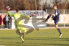 2. BL - Testspiel - FC Ingolstadt 04 - SpVgg Unterhaching -  Lukas Hinterseer (16 - FC Ingolstadt 04) lupft den Ball zum Tor, Torwart Stefan Marinovic  keine Chance