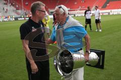 2. Bundesliga - Testspiel - FC Ingolstadt 04 - 1. FC Köln - Peter Stöger Trainer Köln und der frühere Olympiasieger Ernst Hinterseer aus Österreich mit dem betsafe.com Pokal