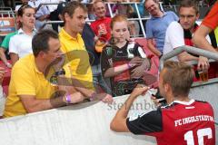 2. Bundesliga - Testspiel - FC Ingolstadt 04 - 1. FC Köln - Österreichische Fans wollen Autogramme von Torschütze Lukas Hinterseer (16)