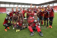 2. Bundesliga - Testspiel - FC Ingolstadt 04 - 1. FC Köln - der FCI mit dem betsafe.com Pokal, Schanzi und der  frühere Olympiasieger Ernst Hinterseer aus Österreich, Jubel Sieg