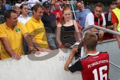 2. Bundesliga - Testspiel - FC Ingolstadt 04 - 1. FC Köln - Österreichische Fans wollen Autogramme von Torschütze Lukas Hinterseer (16)