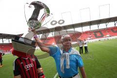 2. Bundesliga - Testspiel - FC Ingolstadt 04 - 1. FC Köln - früherer Olympiasieger Ernst Hinterseer aus Österreich mit dem betsafe.com Pokal