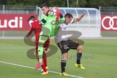 2. Bundesliga - Testspiel - FC Ingolstadt 04 - SpVgg Unterhaching - 2:1 - TW Michael Zetere kommt vor rechts Karl-Heinz Lappe (25) zum Ball