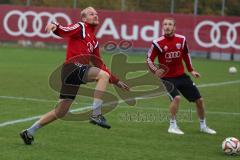 2. Bundesliga - FC Ingolstadt 04 - Saison 2014/2015 - Training - links Testspieler Tobias Levels (Ex-Düsseldorfer) im Training, rechts Moritz Hartmann (9)