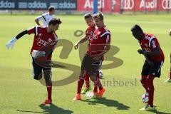 2. Bundesliga - FC Ingolstadt 04 - Saison 2014/2015 - Auftakttraining - Spiel, links Torwart Andre Weis (33) und Mitte Neuzugang Lukas Hinterseer, dahinter Robert Bauer