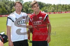 2. Bundesliga - FC Ingolstadt 04 - Saison 2014/2015 - Auftakttraining - Cheftrainer Ralph Hasenhüttl mit Neuzugang aus Österreich Lukas Hinterseer (16) vor den Kameras