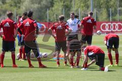2. Bundesliga - FC Ingolstadt 04 - Saison 2014/2015 - Auftakttraining - Cheftrainer Ralph Hasenhüttl Besprechung mit dem Team