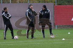 2. Bundesliga - FC Ingolstadt 04 - Saison 2014/2015 - Training - Testspieler Tobias Levels (Ex-Düsseldorfer) im Training, Fitnesstrainer Jörg Mikoleit, Co-Trainer Michael Henke und rechts Cheftrainer Ralph Hasenhüttl