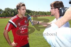 2. Bundesliga - FC Ingolstadt 04 - Saison 2014/2015 - Auftakttraining - Neuzugang aus Österreich Lukas Hinterseer (16) vor den Kameras