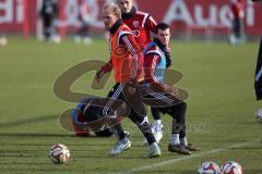 2. Bundesliga - Fußball - FC Ingolstadt 04 - Training - Zweikampf Tobias Levels (28, FCI) und rechts Pascal Groß (10, FCI)