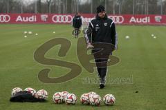 2. Bundesliga - FC Ingolstadt 04 - Saison 2014/2015 - Trainingsauftakt nach der Winterpause - Co-Trainer Michael Henke beim Aufbau