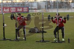 FC Ingolstadt 04 - Neuzugang Thomas Pledl  links rotes Trikot beim Zirkeltraining -  Foto: Jürgen Meyer