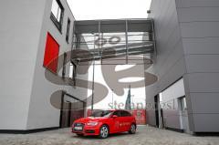 Fahrzeugübergabe an den FC Ingolstadt 04 - Audi A3 e-tron an das Nachwuchsleistungszentrum NLZ - Schlüsselübergabe vor dem Jugendzentrum am Audi Sportpark